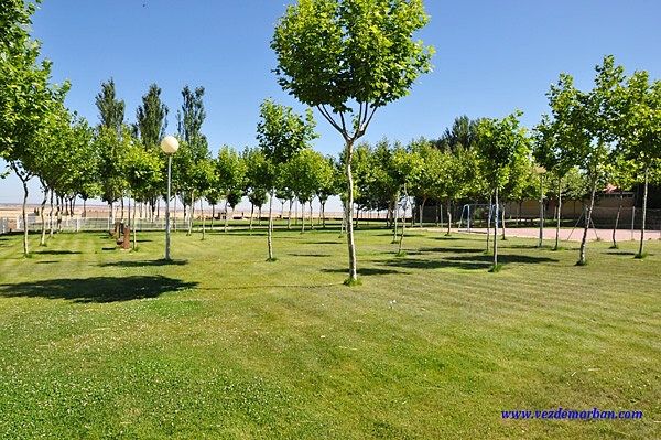 Parque piscina 8a Parque de la piscina de Vezdemarbán 8a