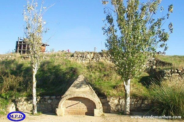 Fuente de la Tia Rampaya de Vezdemarbán. Fuente de la Tia Rampaya de Vezdemarbán.