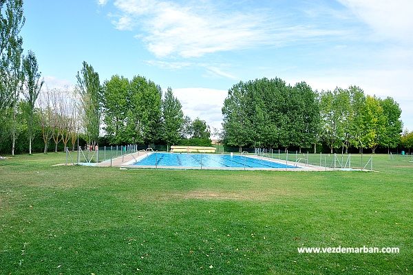 Recinto piscina para el verano. Vezdemarbán. Recinto piscina para el verano. Piscina grande. Vezdemarbán.
