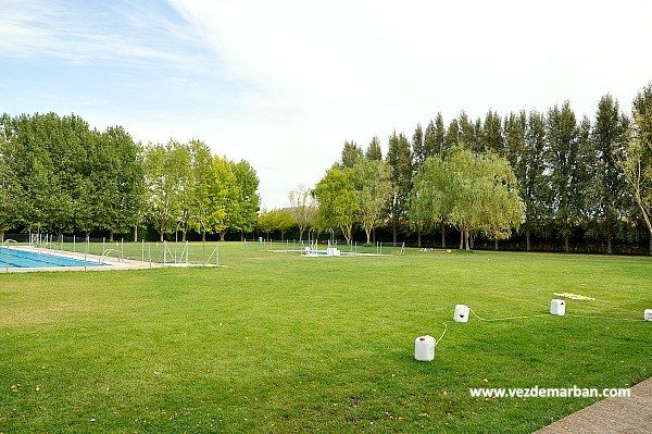 Recinto Piscina municipal. Vezdemarbán. Recinto Piscina municipal. Piscina pequeña. Vezdemarbán.