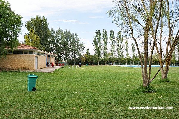 Entorno de la piscina municipal de Vezdemarbán. Entorno de la piscina municipal de Vezdemarbán.
