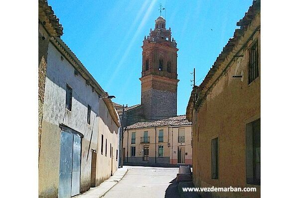 Iglesia de San Miguel Arcángel de vezdemarban. Una torre de mucha envergadura. Iglesia de San Miguel Arcángel de Vezdemarban. Una torre de mucha envergadura.