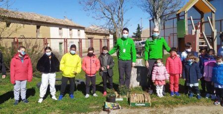 Trabajadores de Leroy Merlin posan con estudiantes y docentes del colegio / Cedida
