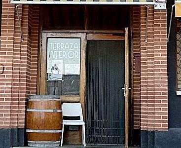 Cafe bar Plaza de Vezdemarbán. Fachada bar.