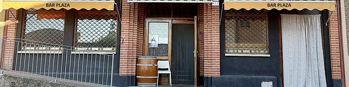 Cafe bar Plaza de Vezdemarbán. Fachada bar.