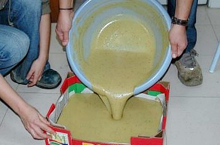 Tradiciones hacer jabón, verter caja. Tradiciones hacer jabón casero, poner en caja.