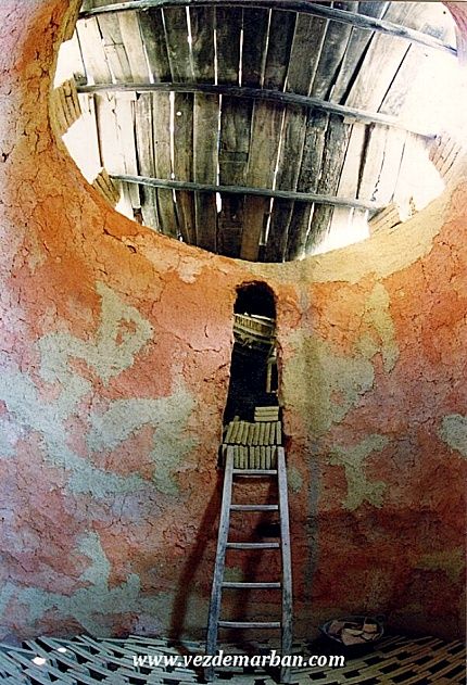 Oficios el tejero, colocación de piezas en horno, cocción