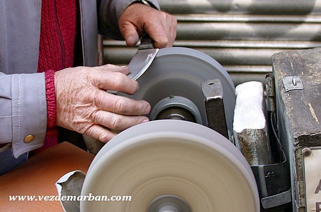 Oficio tradicional, el afilador en acción en motocicleta.