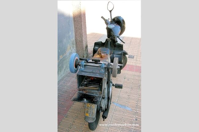 Oficio tradicional, el afilador. la motocicleta.