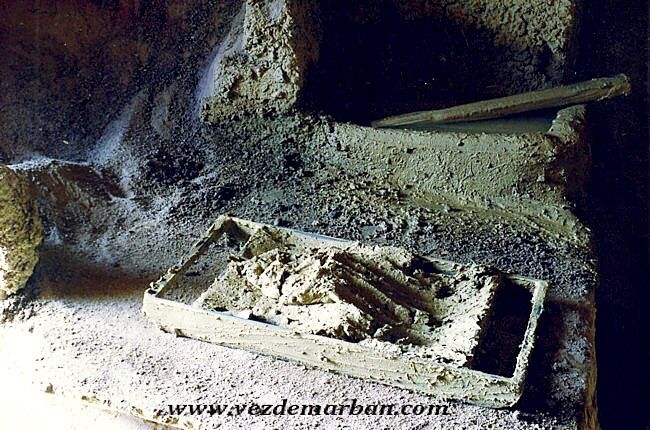 oficios el tejero. Salustiano en acción, echar barro ladrillo oficios el tejero. Salustiano en acción, echar barro ladrillo